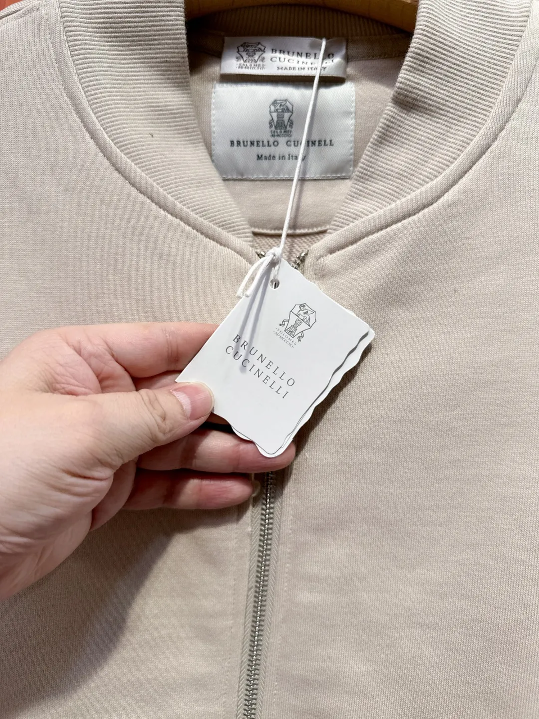 BRUNELLO CUCINELLI BC Brunello Cucinelli Slightly wide version S-XL 26ss BC Lion Ball Micro Badge New product top fashion counter model Super explosive super silky plain 🪡Embroidered jacket🧥 Exquisite heavy craftsmanship round neck short sleeves It can be said that the counter model is very mature in integrating trend elements. Exquisite craft counter fabrics, blended with top elements, Classic short sleeves with 3 labels, trendy men's fashion, unparalleled comfort in terms of upper body comfort, can be said to be a must-have for summer. The black and white colors are carefully crafted as the main body. Against the pure black background, it seems to reveal a mysterious atmosphere from the starry sky. The softest material and fabric used can perfectly soothe every inch of skin and provide an excellent touch experience. The organic combination of style and craftsmanship makes the matching experience more complicated. Whether it is worn as an inner layer or worn alone, it is a very ingenious piece ~ worth buying! ! Plant grass online~~Highly recommended! ! ! Color: Apricot Gray Size chart: S: Shoulder width 51-Bust 56-Length 69 M: Shoulder width 52.5-Bust 58-Length 71 L: Shoulder width 54-Bust 60-Length 73 XL: Shoulder width 55.5-Bust 62-Length 75